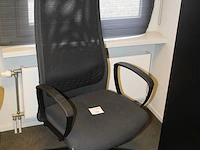 Verrijdbare, zwart beklede bureaustoel ikea markus met armsteunen. - afbeelding 2 van  2