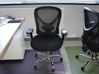Verrijdbare zwart gestoffeerde bureaustoel staples. - afbeelding 1 van  2