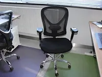 Verrijdbare zwart gestoffeerde bureaustoel staples. - afbeelding 1 van  2