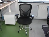 Verrijdbare zwart gestoffeerde bureaustoel staples. - afbeelding 1 van  2