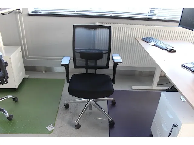 Verrijdbare zwart gestoffeerde bureaustoel. - afbeelding 1 van  2