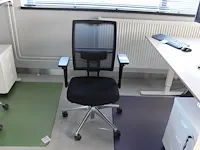 Verrijdbare zwart gestoffeerde bureaustoel. - afbeelding 1 van  2