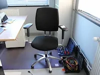 Verrijdbare zwart gestoffeerde bureaustoel. - afbeelding 1 van  2