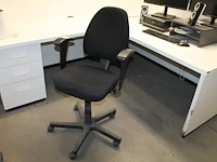 Verrijdbare, zwart gestoffeerde bureaustoel. - afbeelding 1 van  2