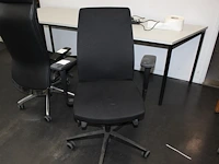 Verrijdbare zwarte bureaustoel. - afbeelding 1 van  2