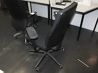 Verrijdbare zwarte bureaustoel. - afbeelding 2 van  2