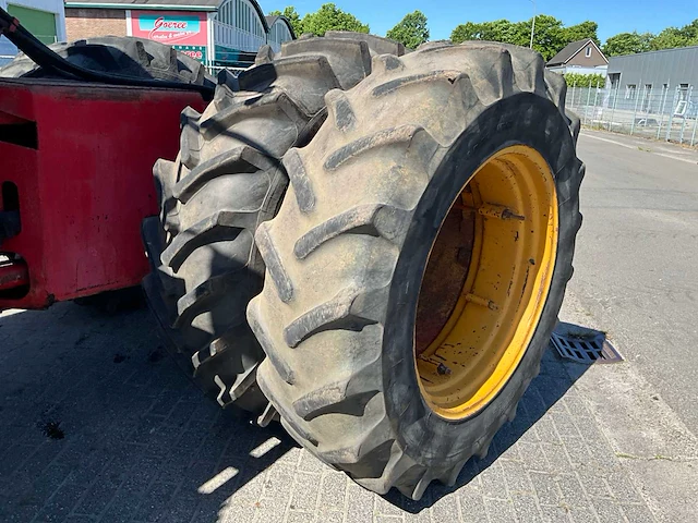 Versatile 800 vierwielaangedreven landbouwtractor - afbeelding 8 van  39