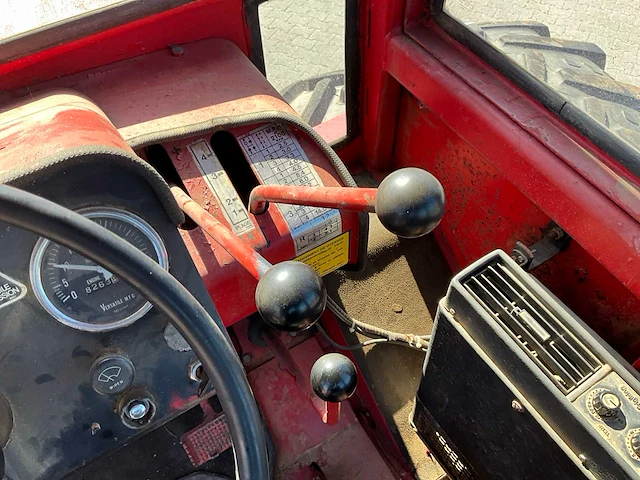 Versatile 800 vierwielaangedreven landbouwtractor - afbeelding 28 van  39