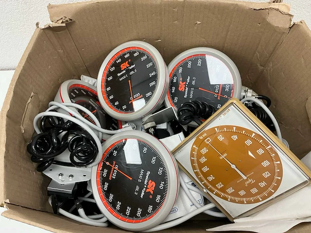 Verschillende bloeddrukmeters (10x) - afbeelding 1 van  1