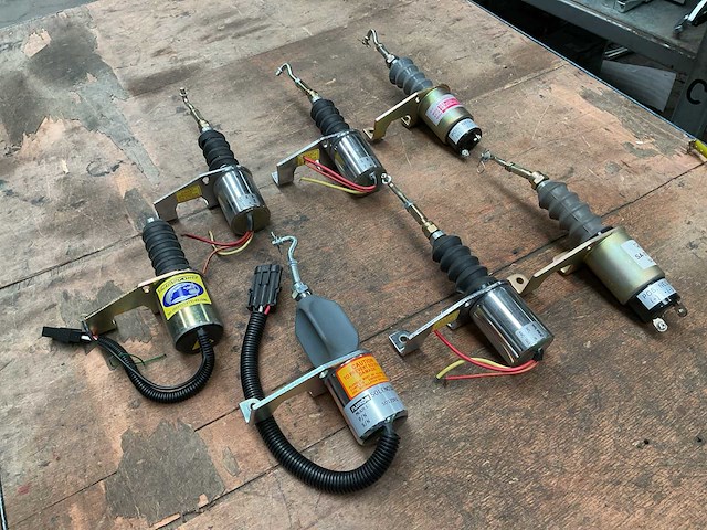 Verschillende elektromagneten (7x) - afbeelding 1 van  3