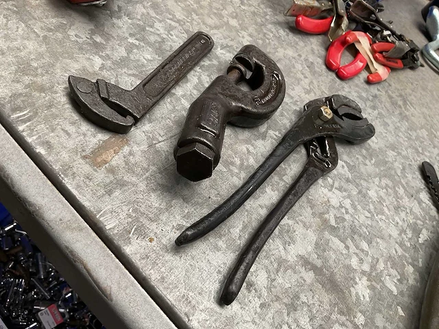 Verschillende garagegereedschap - afbeelding 1 van  2