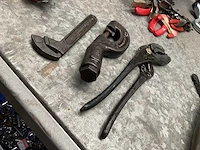Verschillende garagegereedschap - afbeelding 1 van  2