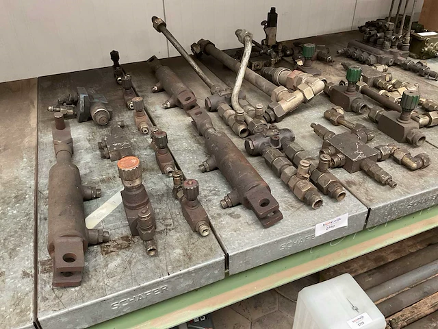Verschillende hydraulische onderdelen - afbeelding 1 van  3