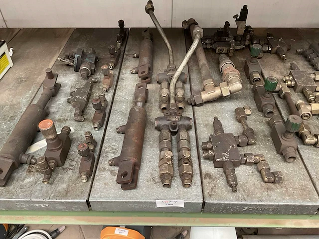 Verschillende hydraulische onderdelen - afbeelding 2 van  3