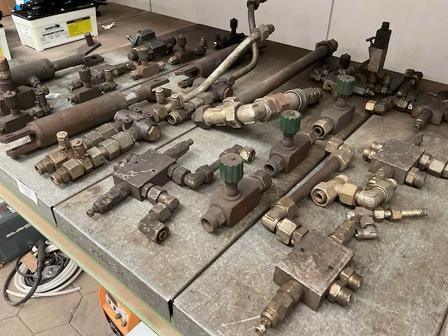 Verschillende hydraulische onderdelen - afbeelding 3 van  3