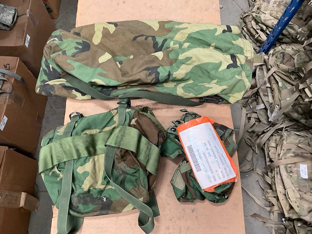 Verschillende legeruitrusting - afbeelding 2 van  2