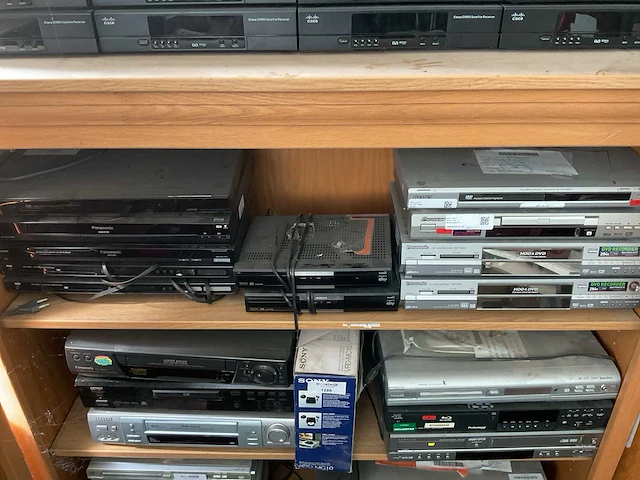 Verschillende video apparaten (11x) - afbeelding 2 van  3