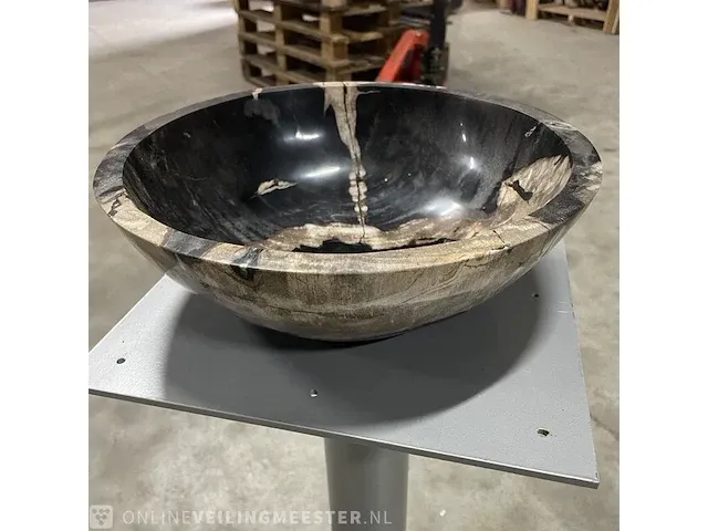 Versteend houten fruitschaal munker interiors, 2023 - afbeelding 3 van  3
