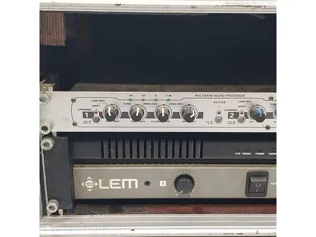 Versterker in flightcase o.a. lem - afbeelding 2 van  4