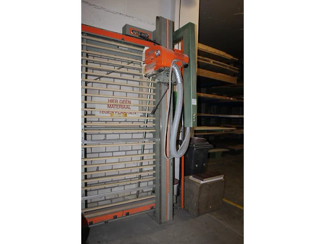 Verticale platenzaag holzher type 1265 supercut. bouwjaar 1987. breedte 530 cm en totale hoogte 280 cm - afbeelding 2 van  4