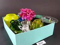 Verzameling glazen vaasjes in doos