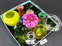 Verzameling glazen vaasjes in doos - afbeelding 2 van  5