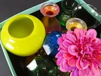 Verzameling glazen vaasjes in doos - afbeelding 3 van  5