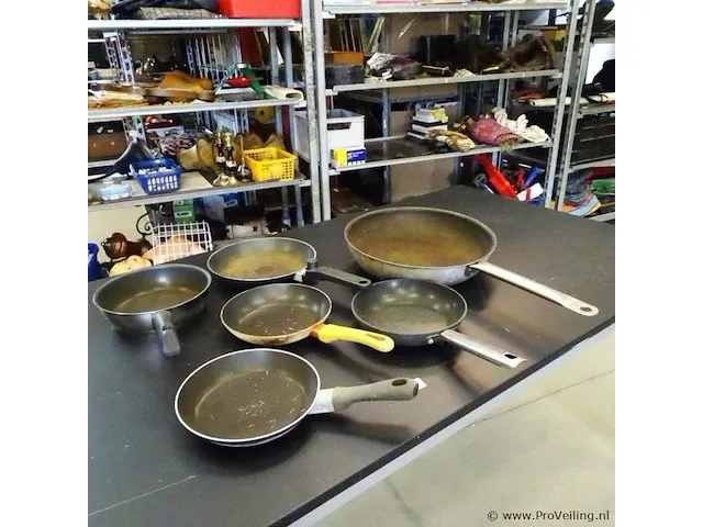 Verzameling koekenpannen - afbeelding 2 van  5