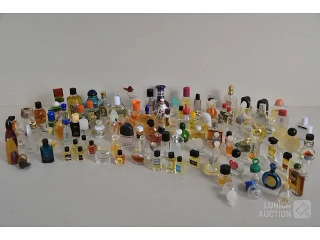 Verzameling parfumflesjes - afbeelding 1 van  7