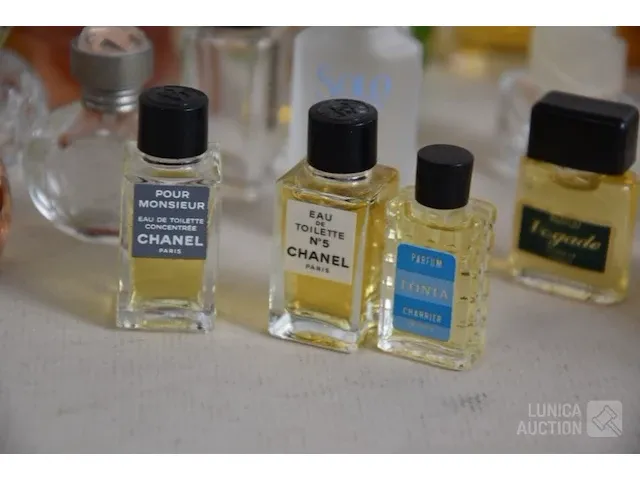 Verzameling parfumflesjes - afbeelding 2 van  7