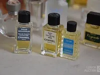Verzameling parfumflesjes - afbeelding 2 van  7