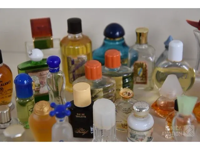 Verzameling parfumflesjes - afbeelding 3 van  7