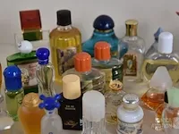 Verzameling parfumflesjes - afbeelding 3 van  7