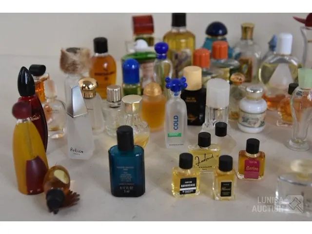 Verzameling parfumflesjes - afbeelding 4 van  7