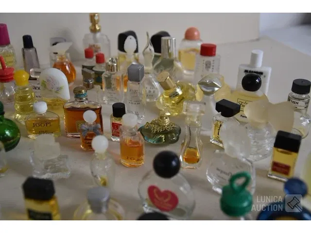 Verzameling parfumflesjes - afbeelding 5 van  7