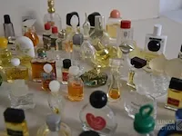 Verzameling parfumflesjes - afbeelding 5 van  7