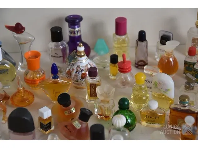 Verzameling parfumflesjes - afbeelding 6 van  7