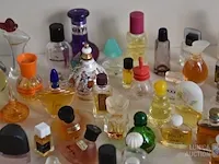 Verzameling parfumflesjes - afbeelding 6 van  7