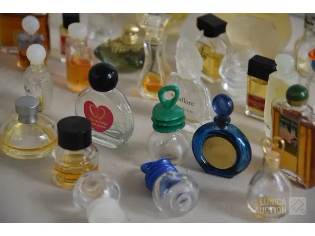 Verzameling parfumflesjes - afbeelding 7 van  7