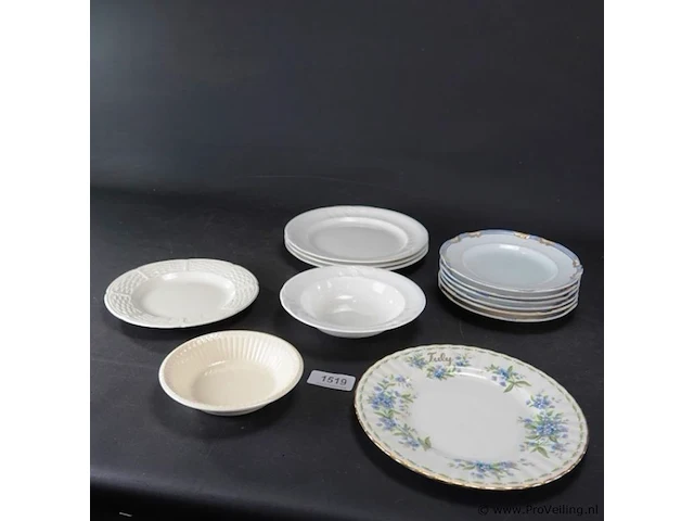 Verzameling schalen w.o. wedgwood en royal albert - afbeelding 1 van  5