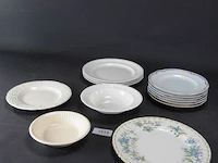 Verzameling schalen w.o. wedgwood en royal albert - afbeelding 1 van  5