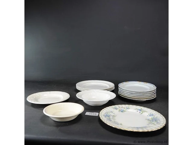 Verzameling schalen w.o. wedgwood en royal albert - afbeelding 2 van  5