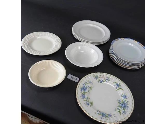 Verzameling schalen w.o. wedgwood en royal albert - afbeelding 3 van  5