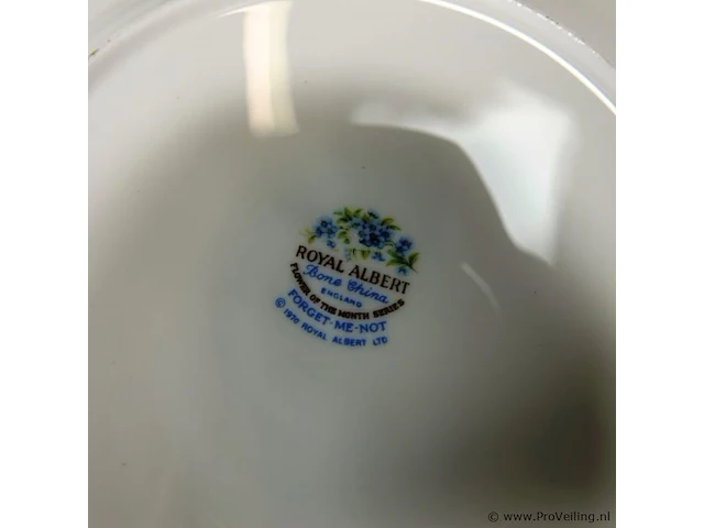 Verzameling schalen w.o. wedgwood en royal albert - afbeelding 5 van  5