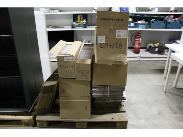 Verzenddozen en bubble enveloppen op pallet - afbeelding 1 van  3
