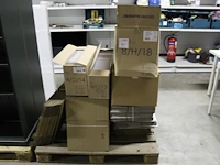 Verzenddozen en bubble enveloppen op pallet - afbeelding 1 van  3