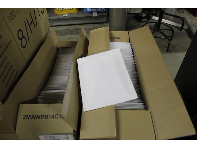 Verzenddozen en bubble enveloppen op pallet - afbeelding 3 van  3