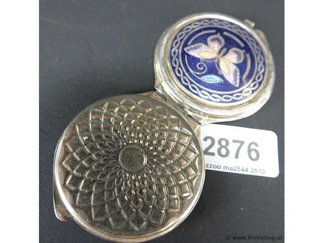 Verzilverde poederdoos met vlinder in cloisonne - afbeelding 1 van  4