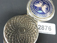 Verzilverde poederdoos met vlinder in cloisonne - afbeelding 1 van  4