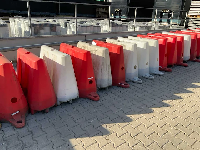Verzwaarbare kunststof barriers (35x) - afbeelding 1 van  10